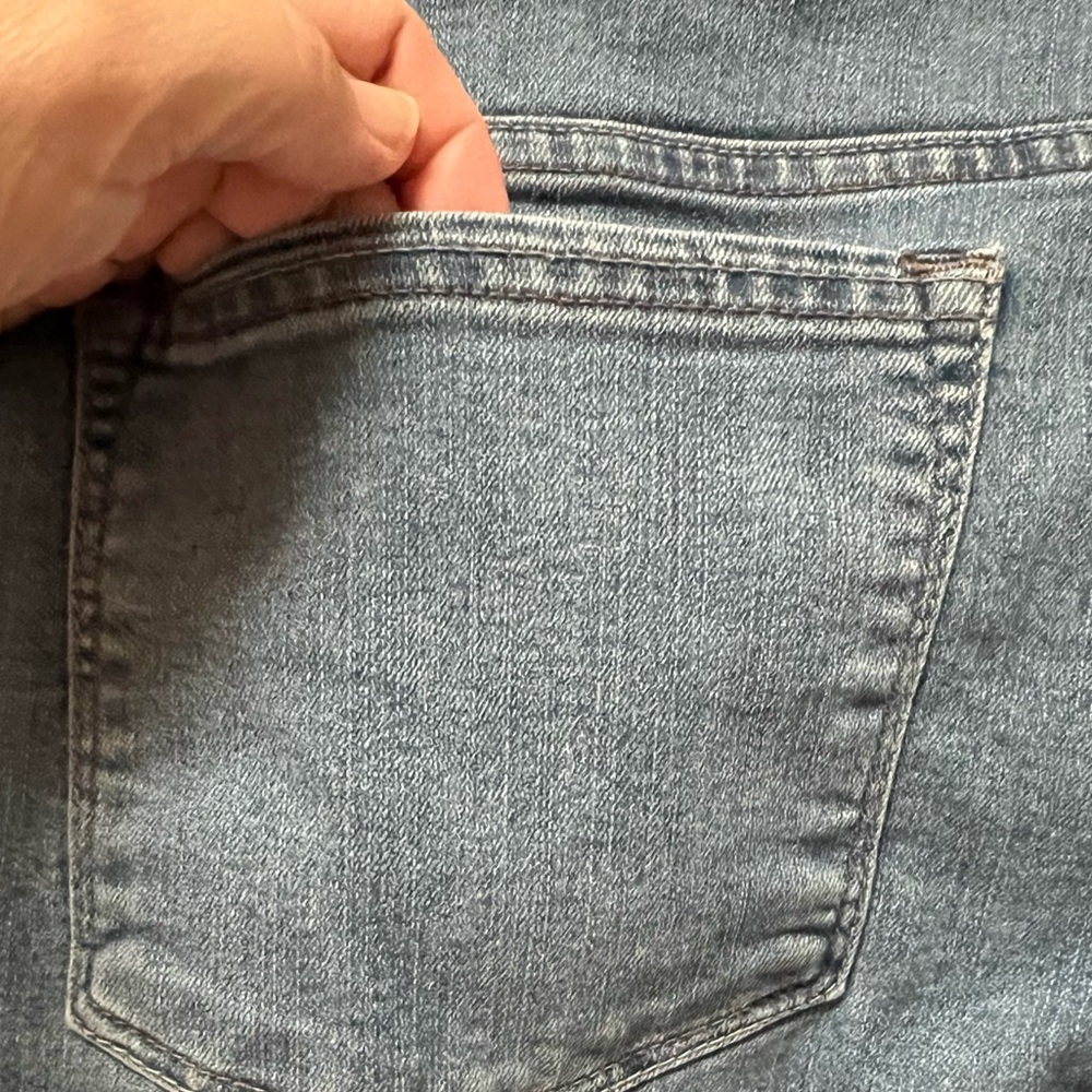 Riders By Lee Women’s Mid Rise Bermuda Jean Shorts, EUC, Size 16 - Picture 3 of 7